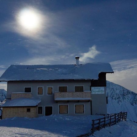 Enzianhuette Berggasthaus San Leonardo in Passiria Exterior foto